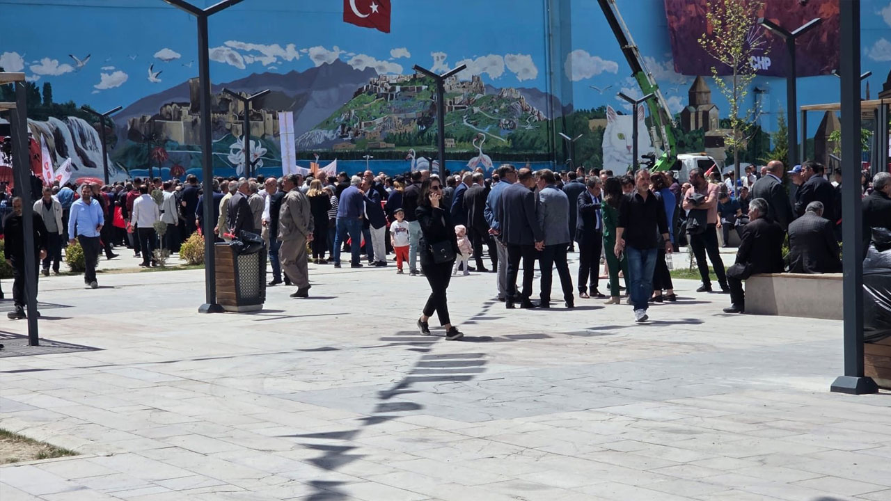 Foto - Çevre ilerden götürülenlere rağmen tablo bu! CHP’den neredeyse boş meydanda miting