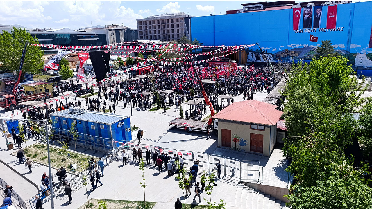 Foto - Çevre ilerden götürülenlere rağmen tablo bu! CHP’den neredeyse boş meydanda miting