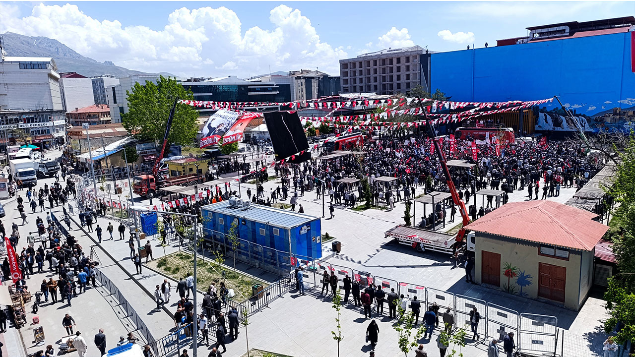 Foto - Çevre ilerden götürülenlere rağmen tablo bu! CHP’den neredeyse boş meydanda miting
