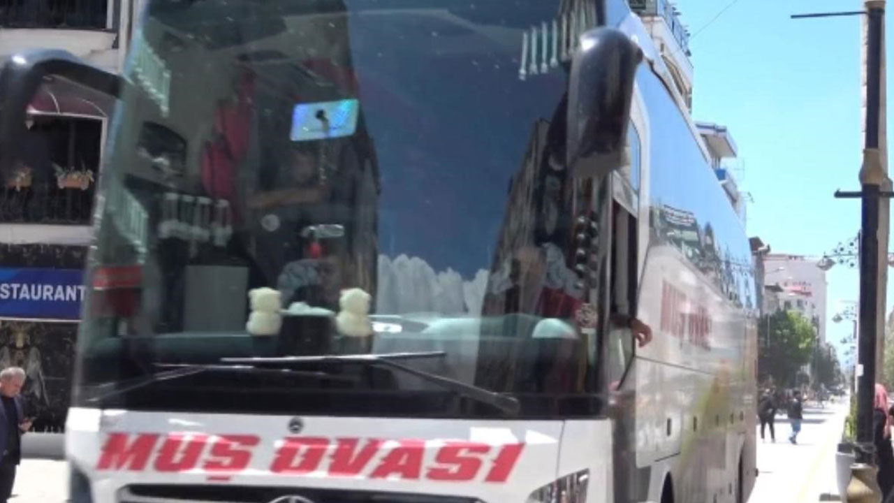 Foto - Çevre ilerden götürülenlere rağmen tablo bu! CHP’den neredeyse boş meydanda miting