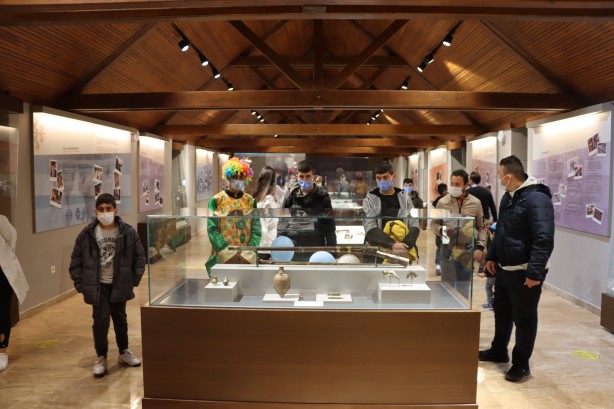 Foto - Çevre illerden bile ziyaretçi var! Eski kışlaya giden gidene