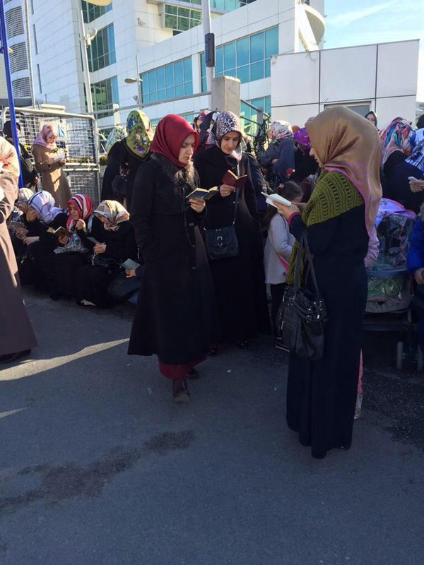 Foto - Cevşen okuyan ablalar neredeler?