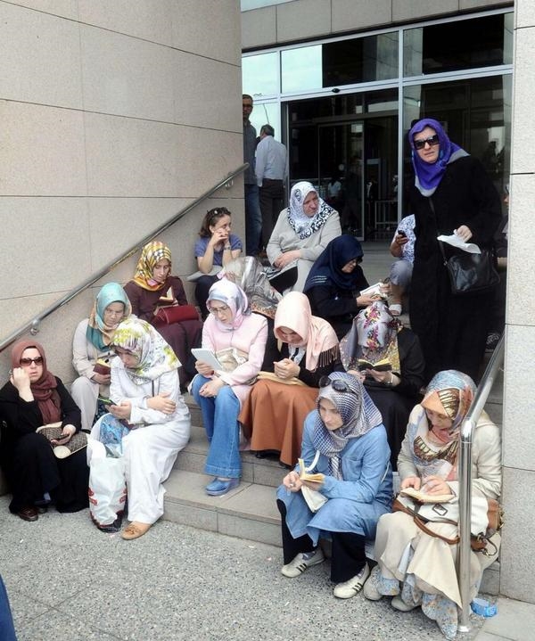 Foto - Cevşen okuyan ablalar neredeler?