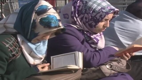 Foto - Cevşen okuyan ablalar neredeler?