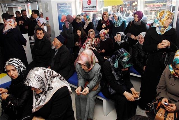 Foto - Cevşen okuyan ablalar neredeler?