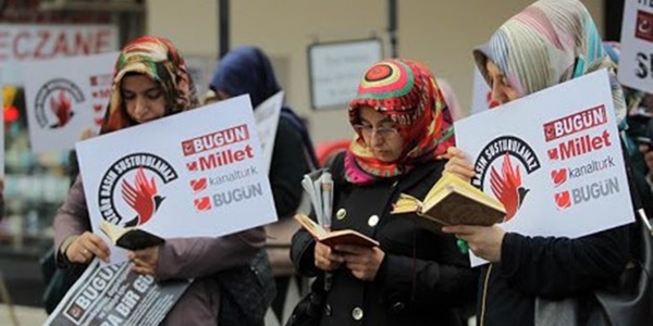 Foto - Cevşen okuyan ablalar neredeler?