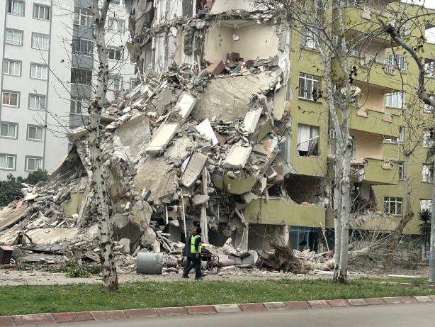 Ceyhan'da acil yıkım kararı olan binalar yıkıldı! Ev sahipleri gözyaşlarına boğuldu