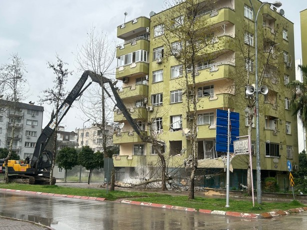 Foto - Ceyhan'da acil yıkım kararı olan binalar yıkıldı! Ev sahipleri gözyaşlarına boğuldu