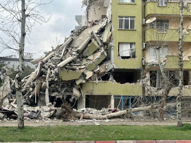 Foto - Ceyhan'da acil yıkım kararı olan binalar yıkıldı! Ev sahipleri gözyaşlarına boğuldu