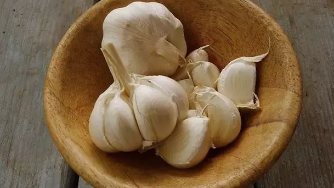 Foto - Çeyrek bardağı bile damardaki kolesterolü silip atıyor! Kabuğunu limonla kaynatınca vücudu zımba gibi yapıyor!