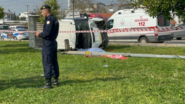 Foto - Ceza infaz kurumuna ait kamyonet devrildi! Koruma memuru hayatını kaybetti