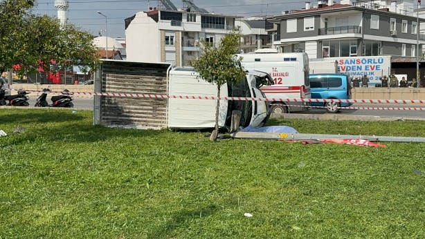 Foto - Ceza infaz kurumuna ait kamyonet devrildi! Koruma memuru hayatını kaybetti