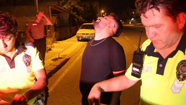 Ceza yiyince kahkahayla imza attı, espri yapıp gülerek "Oh" çekti