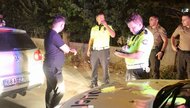 Foto - Ceza yiyince kahkahayla imza attı, espri yapıp gülerek "Oh" çekti