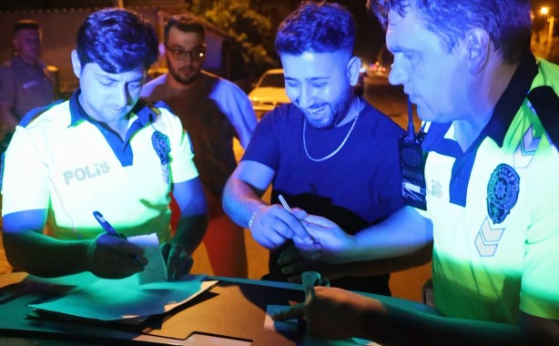 Foto - Ceza yiyince kahkahayla imza attı, espri yapıp gülerek "Oh" çekti