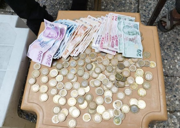 Cezalar onu durdurmuyor! Dilencinin 2 saatte topladığı para şaşırttı