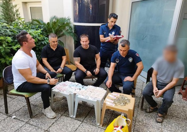 Foto - Cezalar onu durdurmuyor! Dilencinin 2 saatte topladığı para şaşırttı