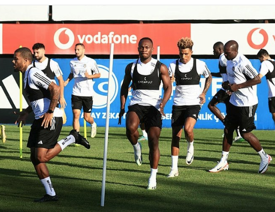 Foto - Chamberlain kendi geldi şimdi de futbolcu için aracı oldu! Vay ki vay...