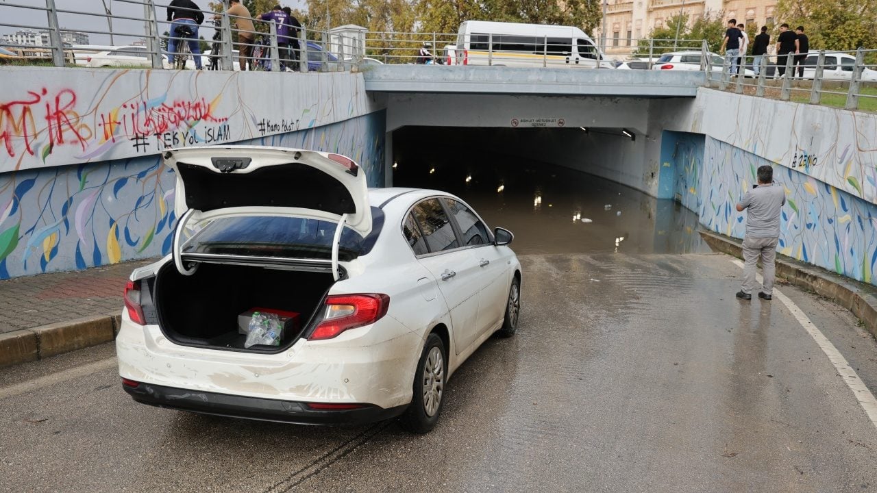 Foto - CHP belediyeciliğinin özeti: Rögarı vatandaş kendi imkanlarıyla temizledi!