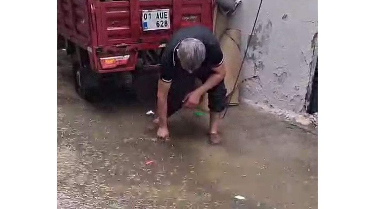 Foto - CHP belediyeciliğinin özeti: Rögarı vatandaş kendi imkanlarıyla temizledi!