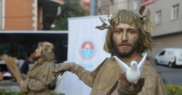 Foto - CHP bu kez şaşırttı! 'Yürüyen heykel' yaptılar