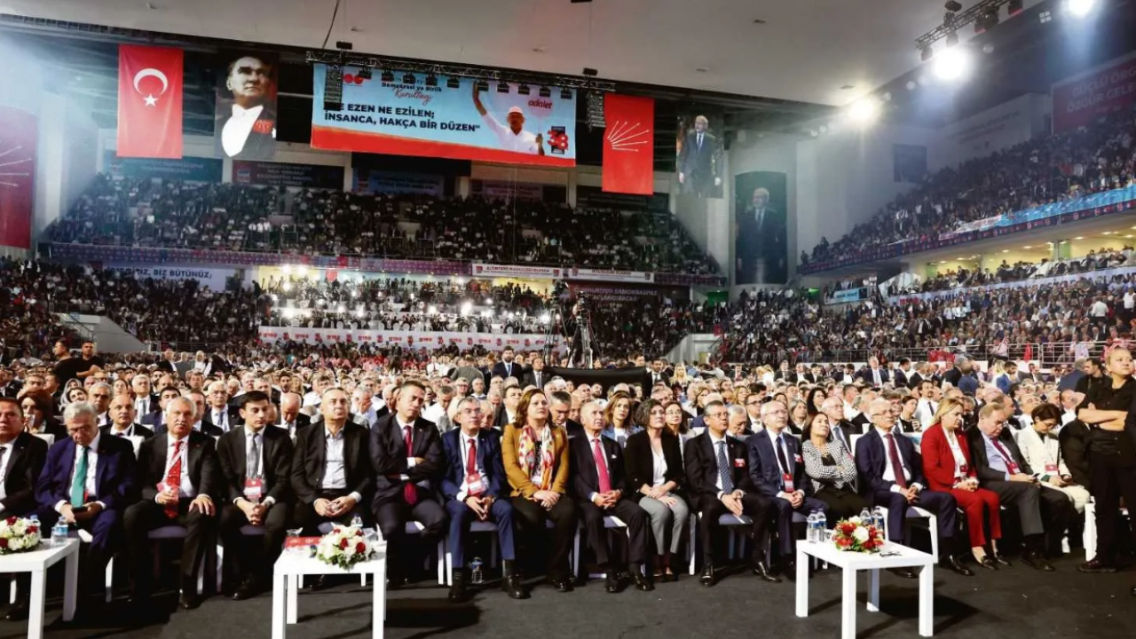 Foto - CHP demek TEKME, TOKAT, KÜFÜR demektir! Kongrede ortalık toz duman oldu! Küfürler ve yumruklar havada uçuştu