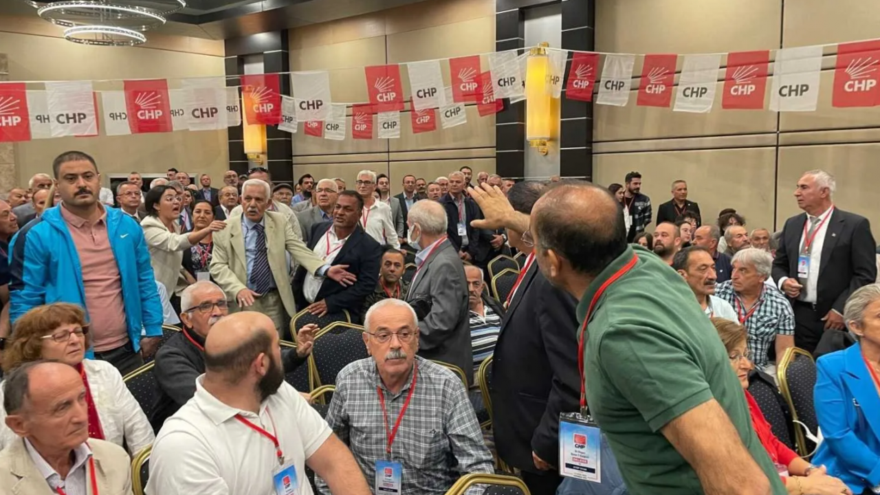 Foto - CHP demek TEKME, TOKAT, KÜFÜR demektir! Kongrede ortalık toz duman oldu! Küfürler ve yumruklar havada uçuştu