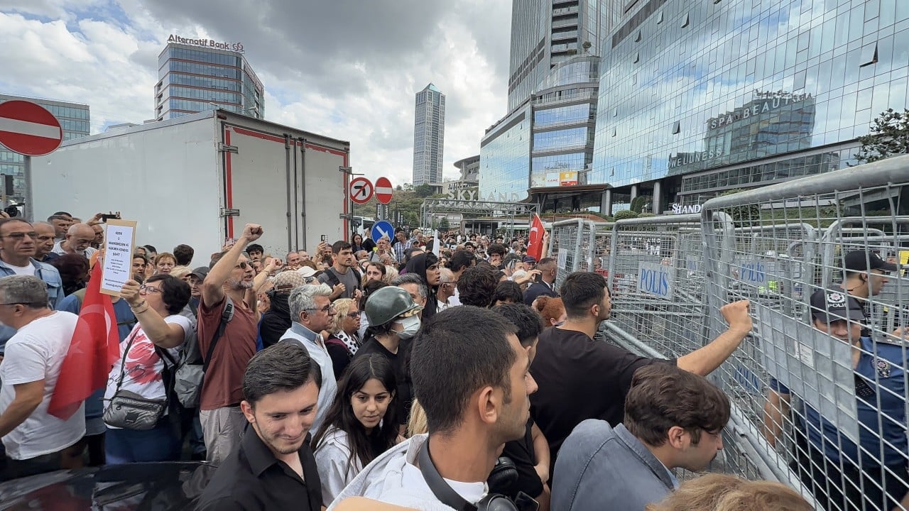 CHP İstanbul İl Başkanlığı'nda sıcak saatler! Polis müdahale etti, çok sayıda gözaltı var