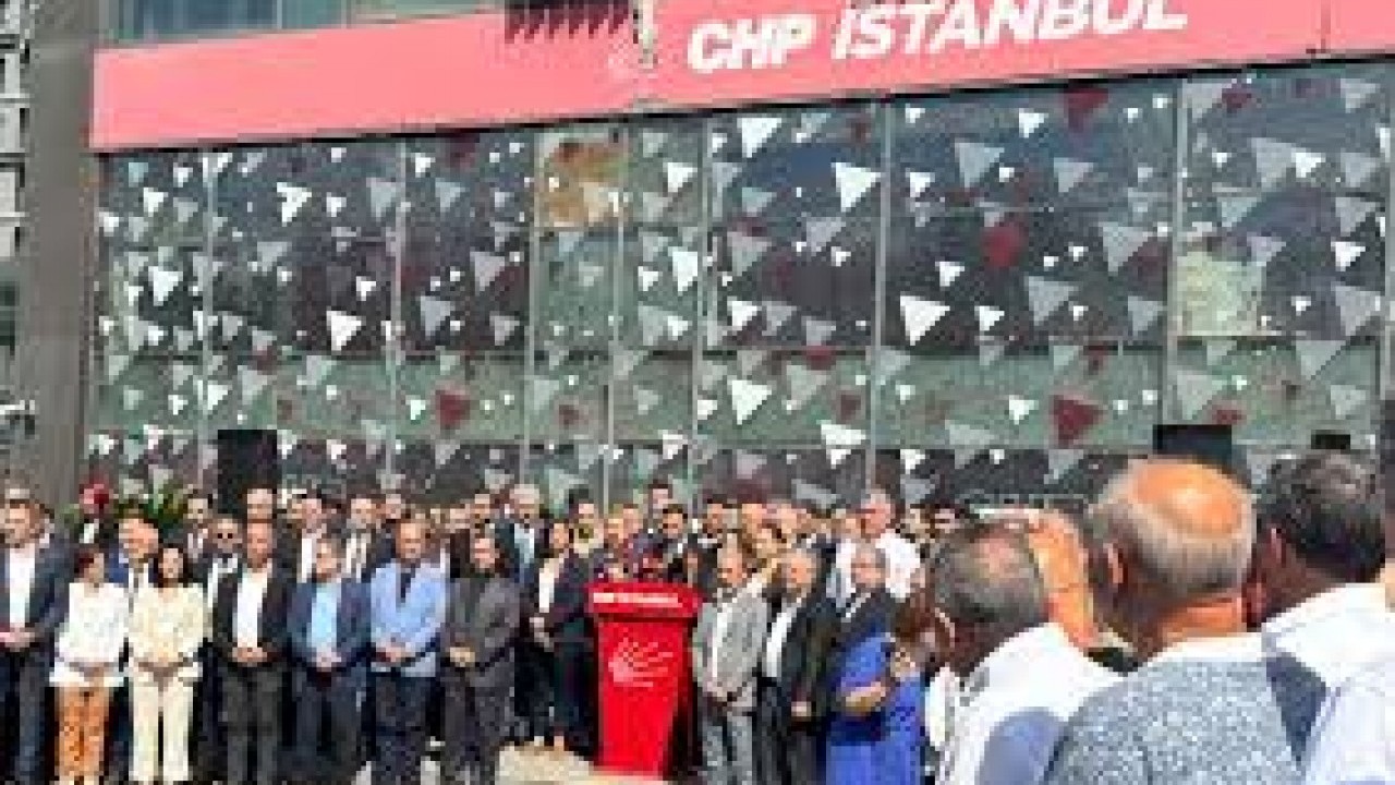 Foto - CHP İstanbul Kongresi'nde gündem olan protesto! Özgür Çelik'in üstünü çizdiler