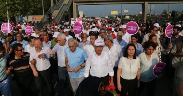 Foto - 'KUTUPLAŞMA DEĞİL KUCAKLAŞMA' - Türkiye’de ciddi bir kutuplaşma yaşandığını da ifade eden Adil Gür, kutuplaşmanın Ak Parti açısından artık oy artırmadığına dikkat çekti: “2010-2019 arasında kutuplaşma etkili oldu. Ak parti bundan yararlandı. Ama 31 Mart yerel seçimlerinden sonra iş değişti. 