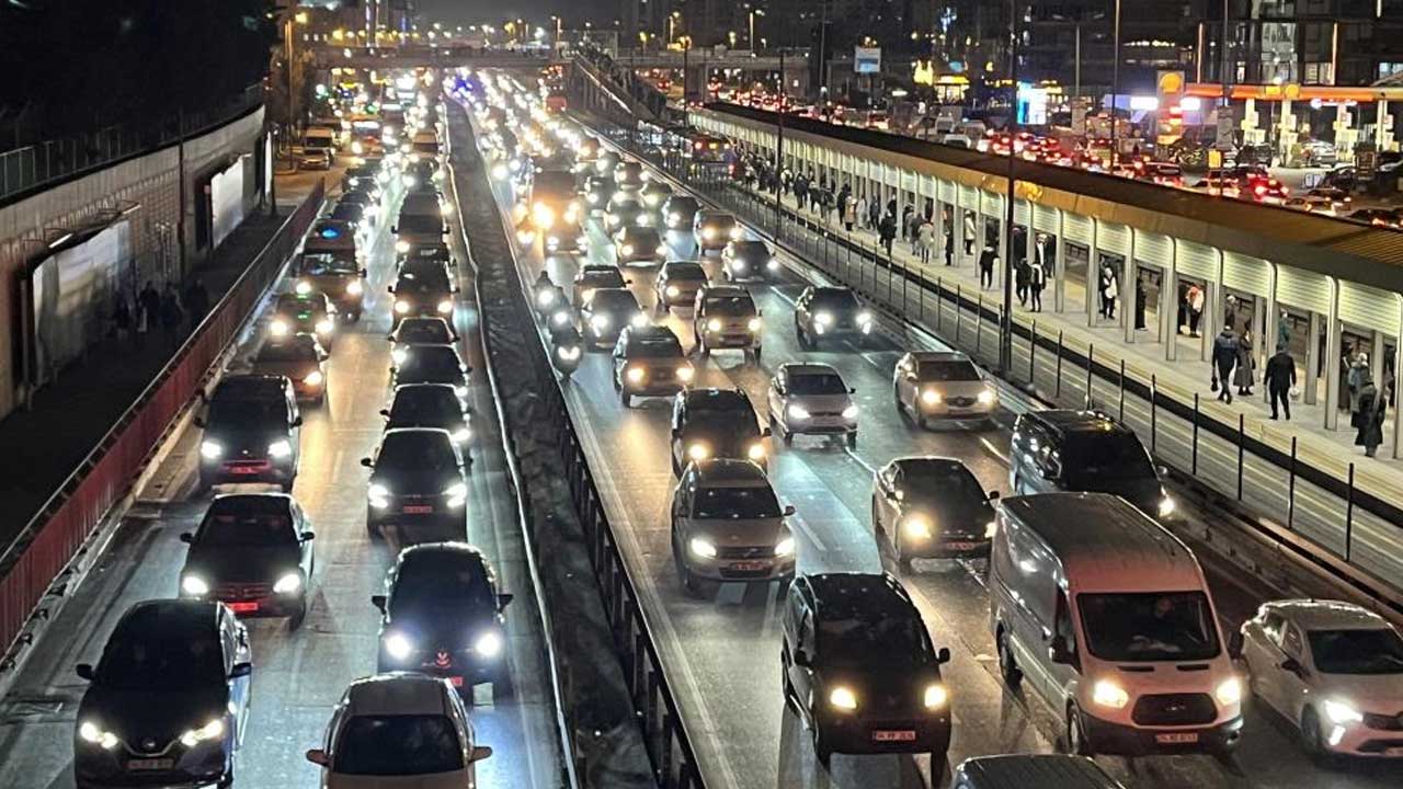 CHP trene bakar gibi bakıyor! İstanbullu trafikte kaldı