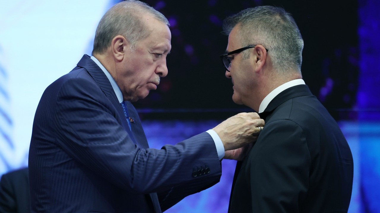 Foto - CHP ve Yeniden Refahlı belediye başkanları AK Parti’ye geçti! Rozetlerini Erdoğan taktı