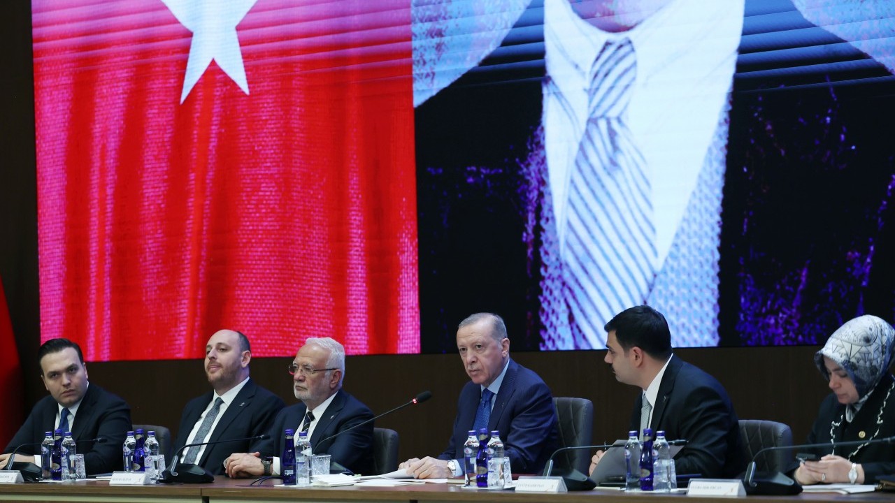 CHP ve Yeniden Refahlı belediye başkanları AK Parti’ye geçti! Rozetlerini Erdoğan taktı