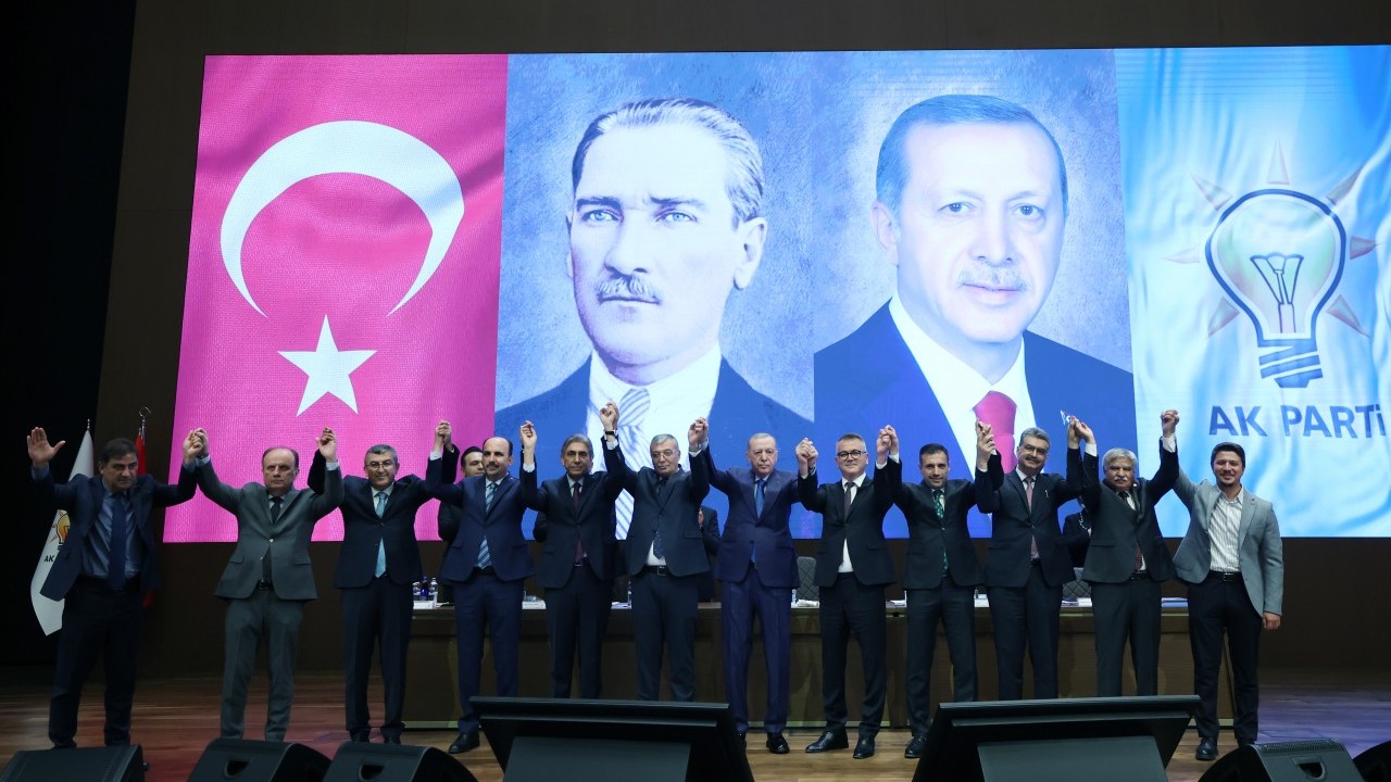 Foto - CHP ve Yeniden Refahlı belediye başkanları AK Parti’ye geçti! Rozetlerini Erdoğan taktı