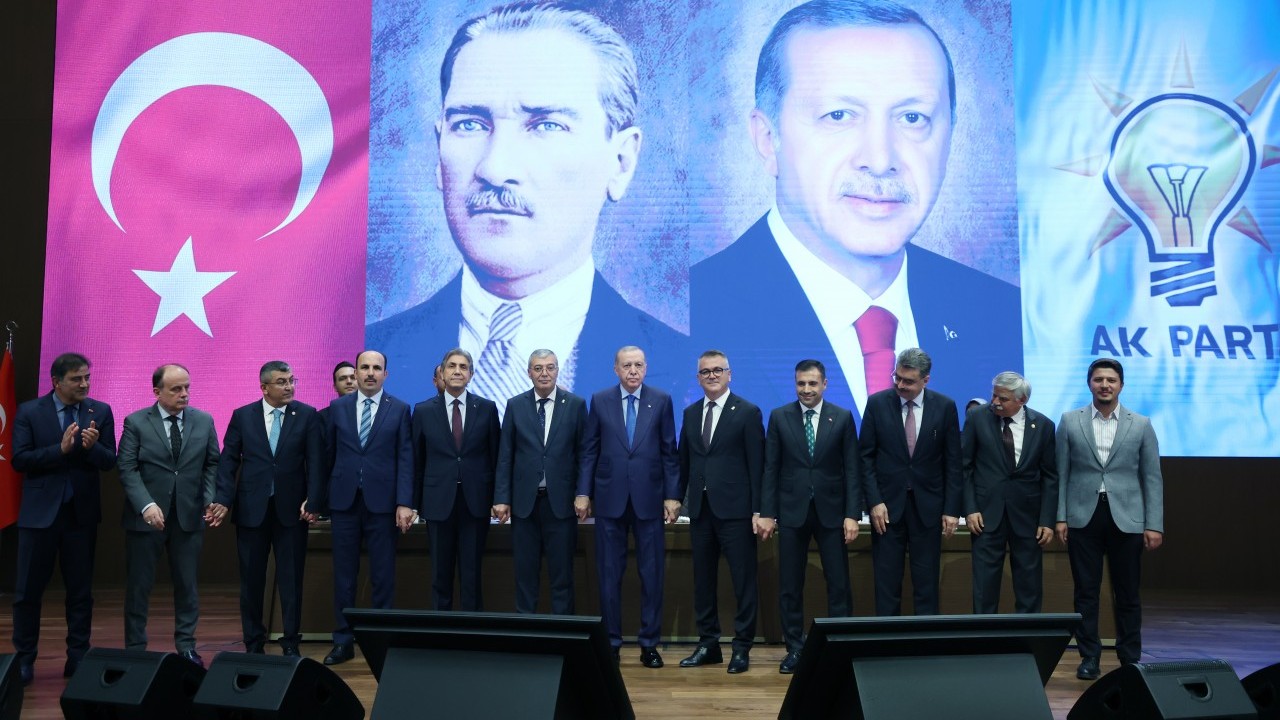 Foto - CHP ve Yeniden Refahlı belediye başkanları AK Parti’ye geçti! Rozetlerini Erdoğan taktı