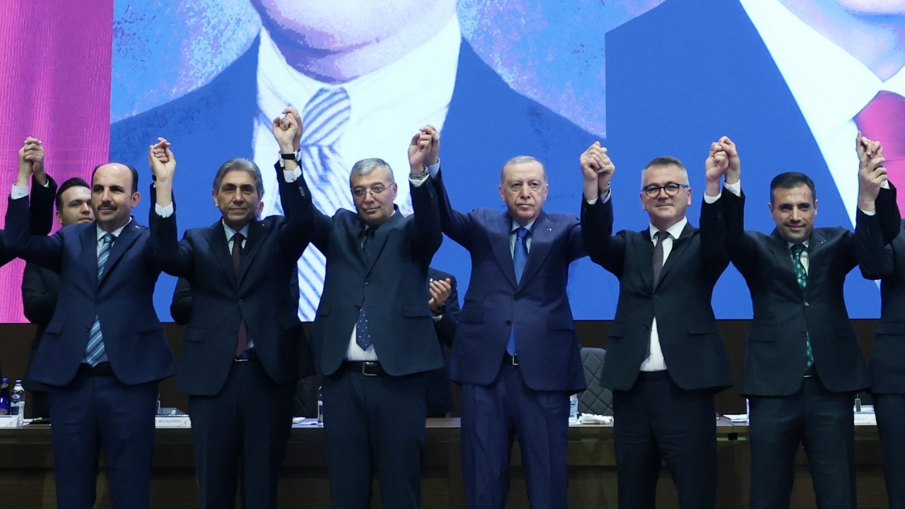 Foto - CHP ve Yeniden Refahlı belediye başkanları AK Parti’ye geçti! Rozetlerini Erdoğan taktı