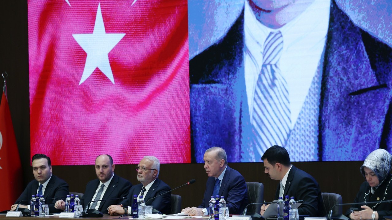 Foto - CHP ve Yeniden Refahlı belediye başkanları AK Parti’ye geçti! Rozetlerini Erdoğan taktı