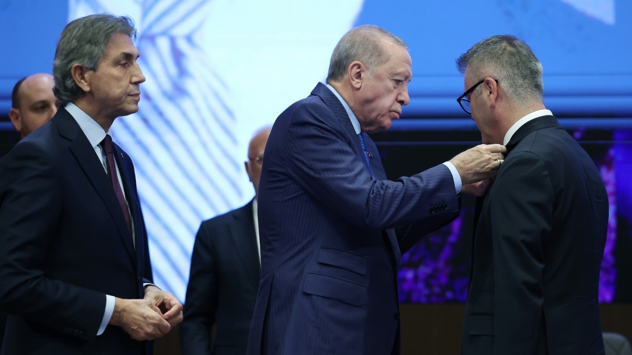 Foto - CHP ve Yeniden Refahlı belediye başkanları AK Parti’ye geçti! Rozetlerini Erdoğan taktı