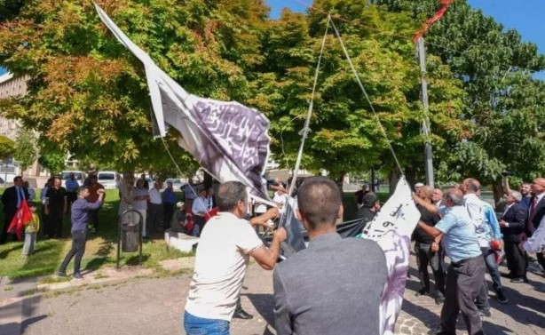 Foto - CHP zihniyetinin Kur'an-ı Kerim'e de saygısı yok! Şehit Haniye posterinde dikkat çeken detay