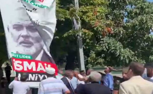 Foto - CHP zihniyetinin Kur'an-ı Kerim'e de saygısı yok! Şehit Haniye posterinde dikkat çeken detay