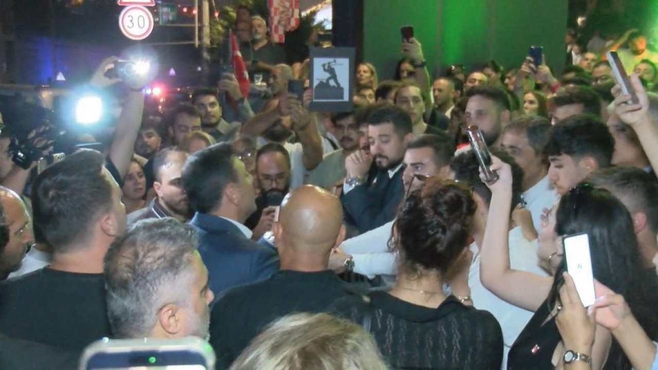 CHP’de Kayyum Gerginliği! Gürsel Tekin Hamlesi Öncesi Polis Çevik Kuvvet Sevk Edildi