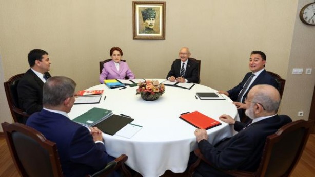 Foto - CHP'de Meral Akşener hazırlığı 6'lı masayı karıştırdı: Yapacakları teklif kulisleri hareketlendirdi