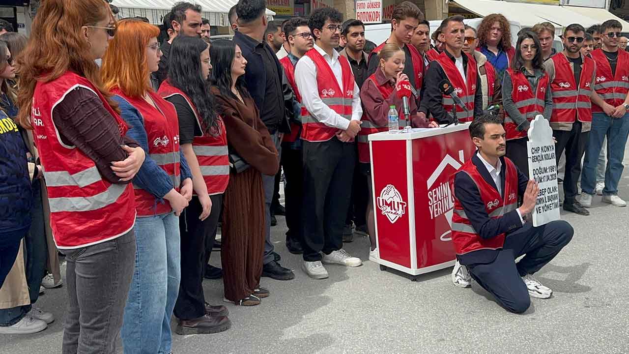 CHP'de 'mezar taşlı' protesto! O teşkilatın cenazesini kaldırdılar