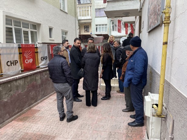 Foto - CHP'de olaylı başkanlık seçimi! Üyeler isyan etti, salon karıştı