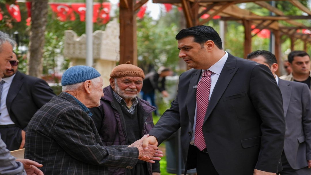 Foto - CHP’den istifa etmişti, AK Parti’ye geçeceği iddia ediliyordu! Şehit Heniyye’nin afişini köpekler gibi parçalatan belediye başkanından olay açıklama 
