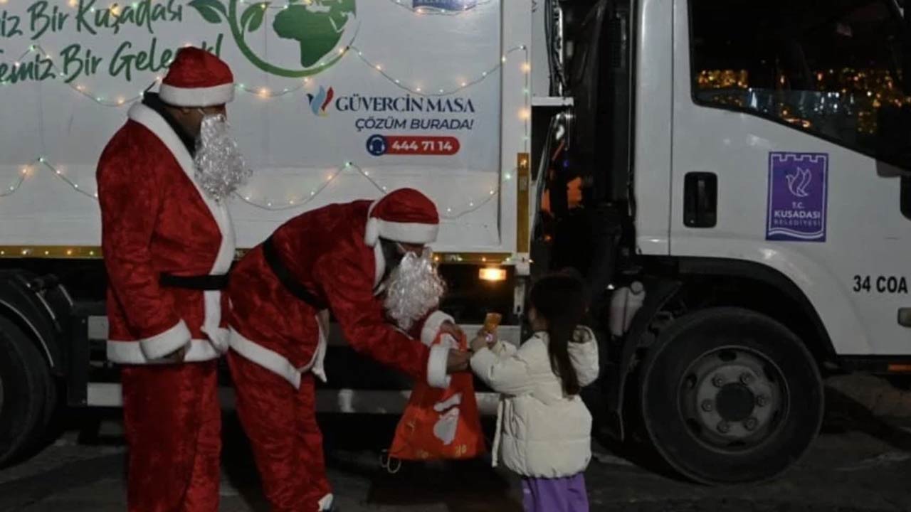 CHP’li belediye çöpçülere ‘Noel Baba’ kostümü giydirdi