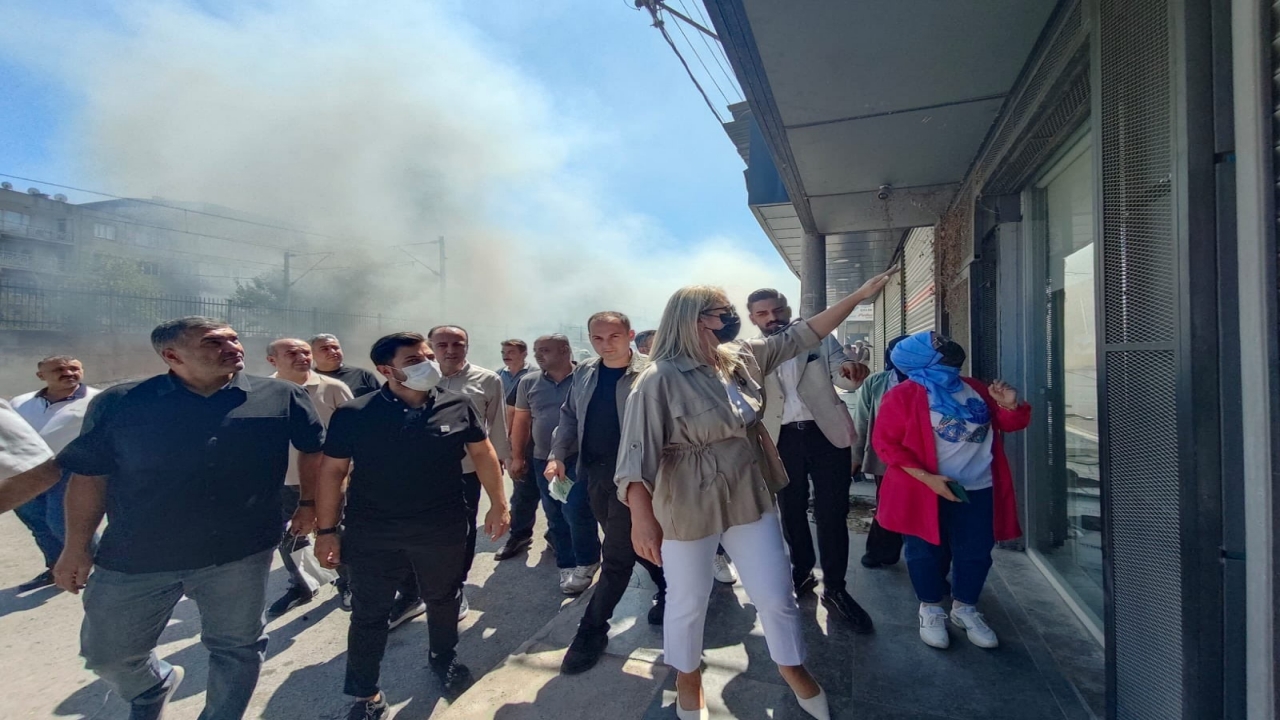 Foto - CHP’li belediyede çöpler, toplanmadığı için sokak ortasında yakılmaya başlandı