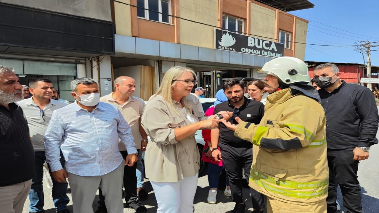 CHP’li belediyede çöpler, toplanmadığı için sokak ortasında yakılmaya başlandı