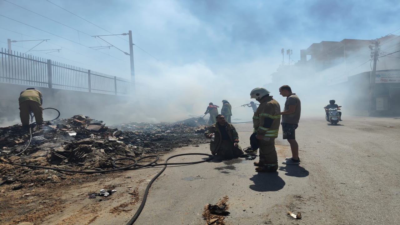 Foto - CHP’li belediyede çöpler, toplanmadığı için sokak ortasında yakılmaya başlandı