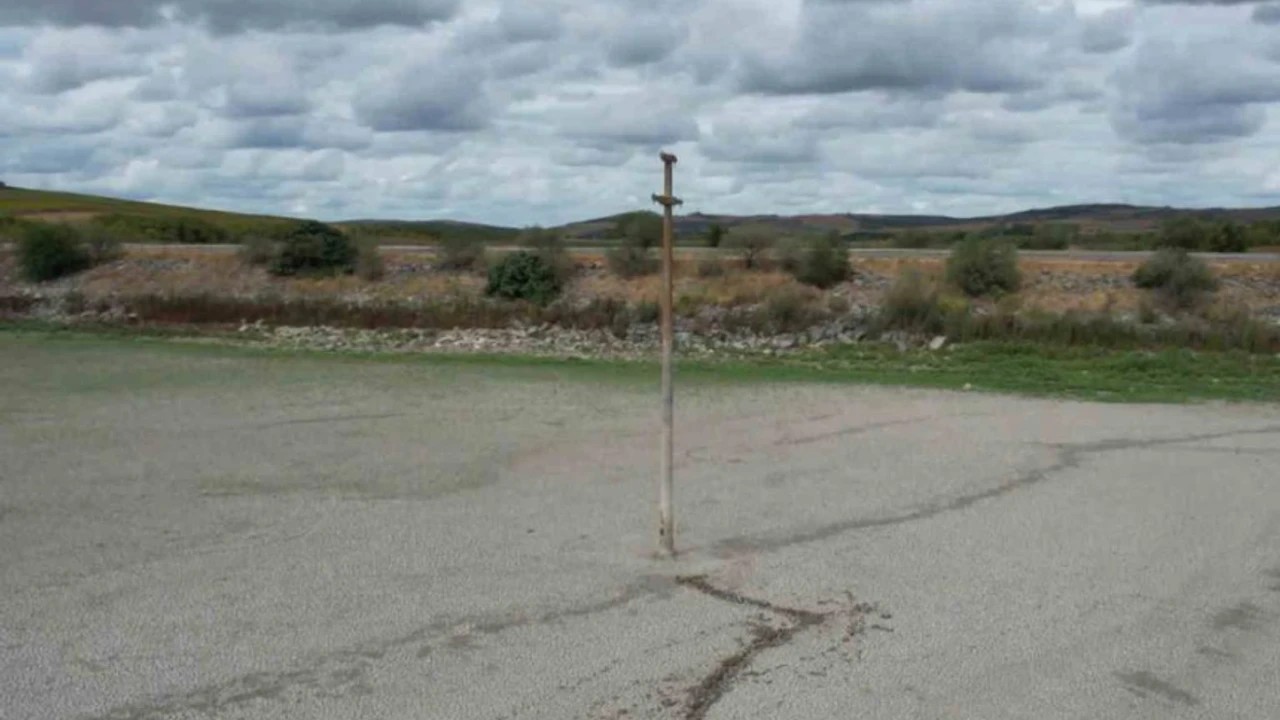 Foto - CHP’li belediyeler ülkeyi çöle çevirdi. Bursa’yı da kuruttular!